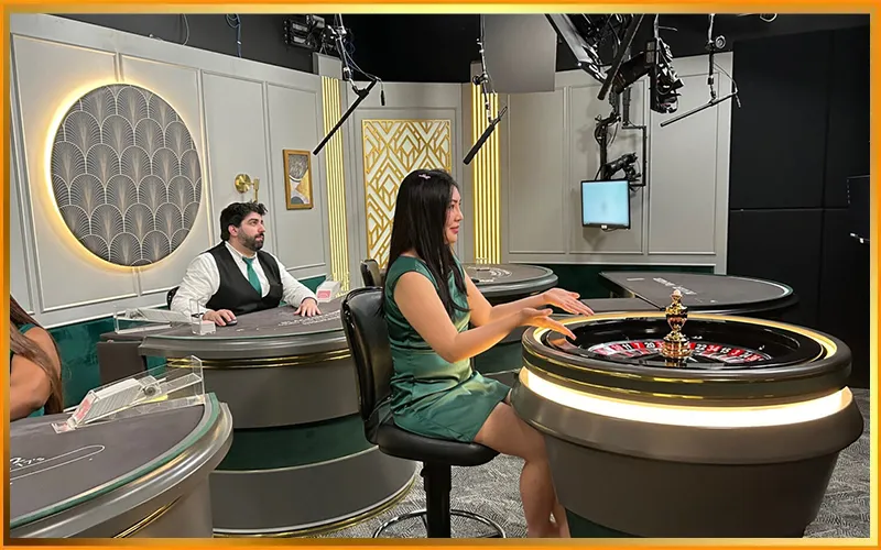 Giao diện live casino trực tiếp với dealer, hỗ trợ đa ngôn ngữ